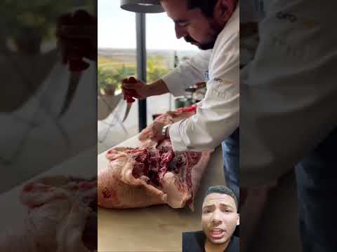 تقطيع خنزير لتحضيره للطعام