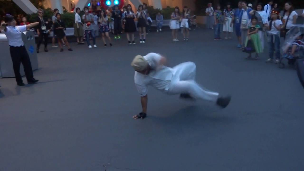 東京ディズニーランド 突然 始まる清掃員のダンスパフォーマンス Youtube