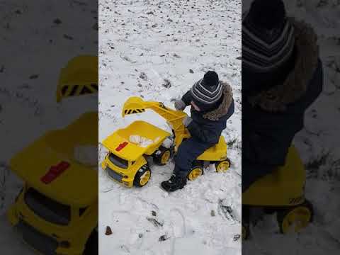 Экскаватор толокар BIG и грузовик BIG на прогулке