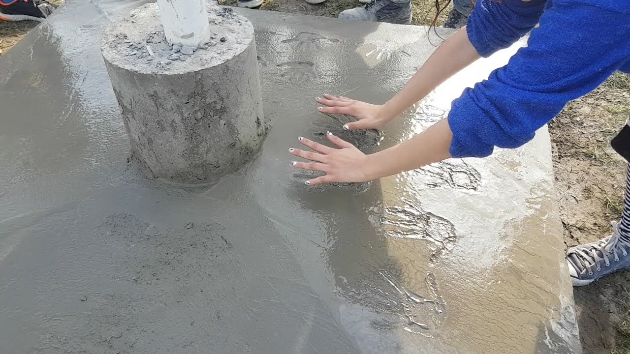 Con las manos en el cemento