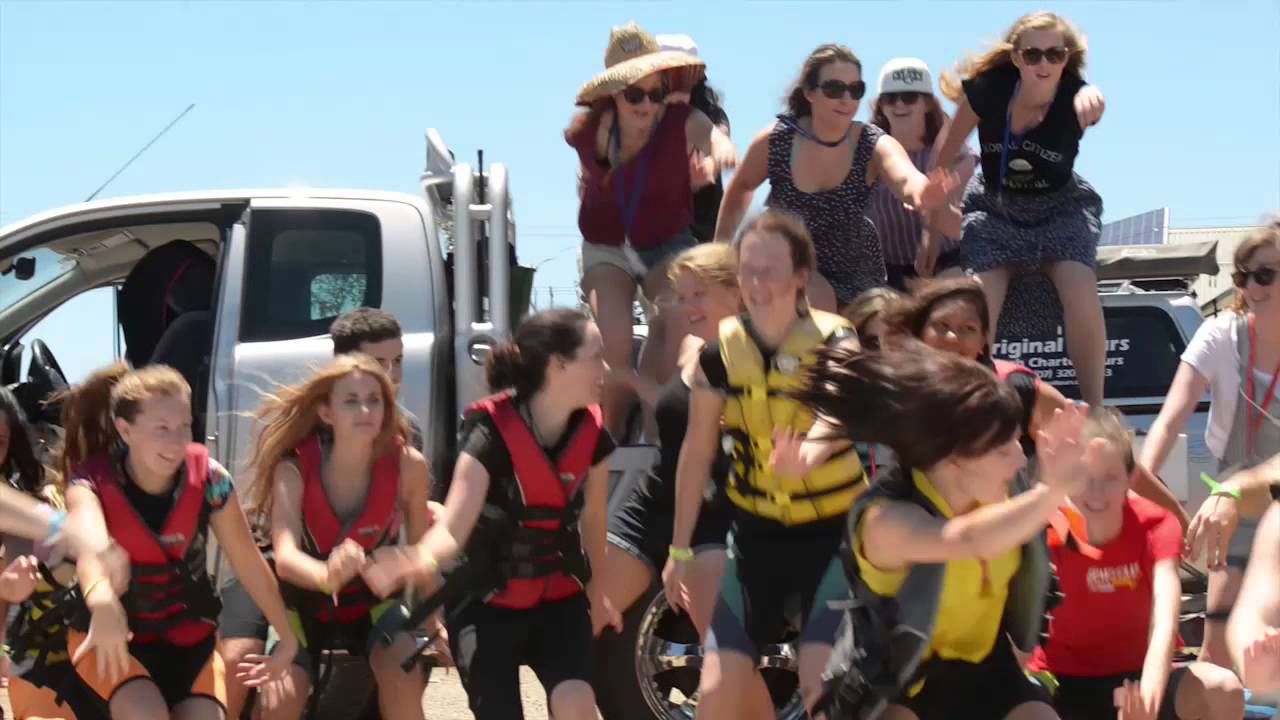 The Bird Machine Flash Mob Su Schoolies Sunny Coast Youtube