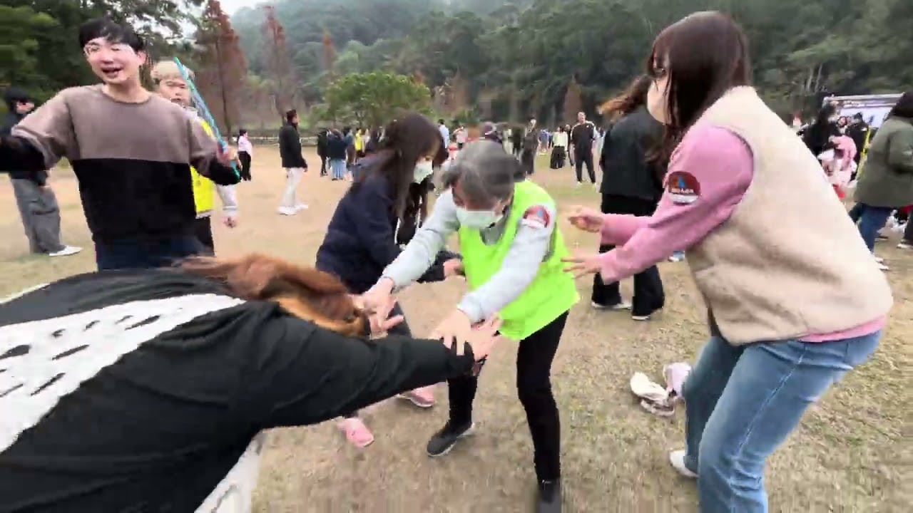 #尾牙活動 台灣史上最盛大與完整公開的#團康遊戲：#金蟬脫殼 ，出現在～台數科&鑫傳#尾牙遊戲 一次十隊同時競賽場面壯觀，由#熊麻吉活動團隊 全場主持帶領