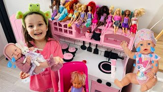 Barbie Videoları!Ada Yeni Mutfağında Bebek Bakıyor!Barbie Evcilik Videosu,Bebek Bakma Videosu.