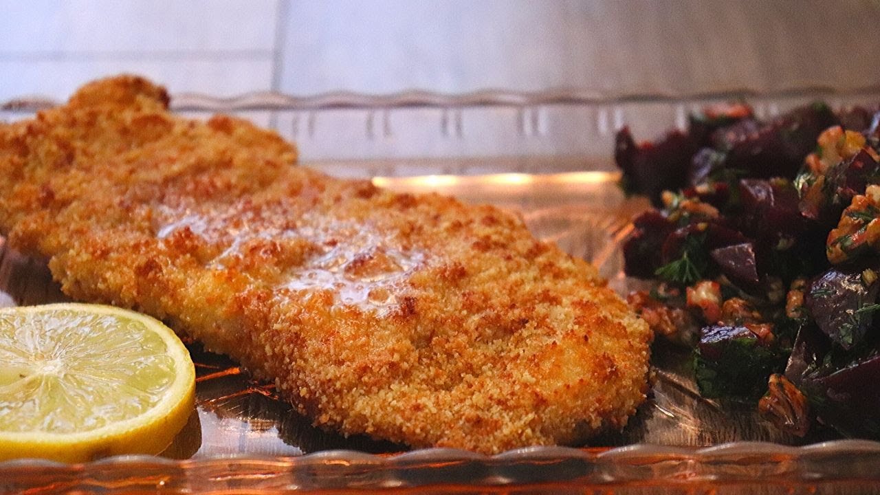 Сочен свински шницел в пармезанова панировка  сготвен на фурна.Гарнираме със салата от цвекло  .