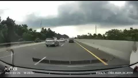 Detik Detik Laka Beruntun di Tol - Nissan Livina Rem Mendadak di Lajur Kanan