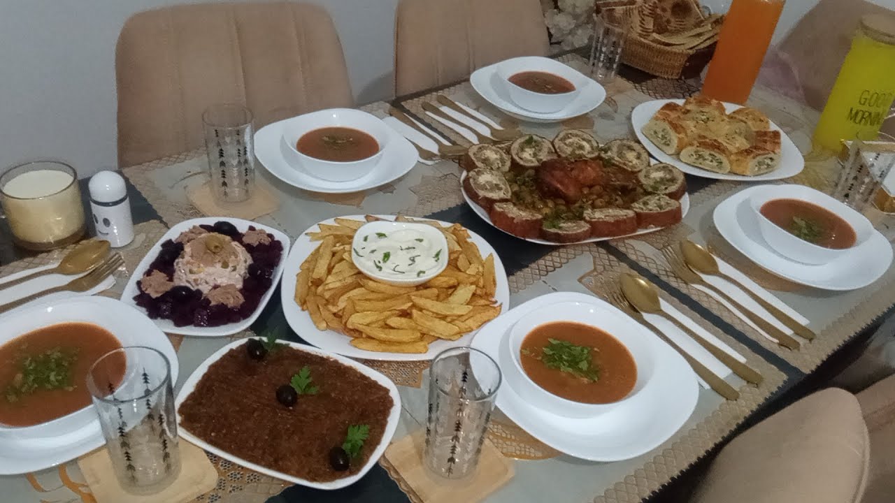 طاولة فطورنا لليوم الخامس من شهر رمضان 🌙المبارك😍 رولي بطاجين الزيتون ومملحات  بالفلفل طرشي والجبن😋