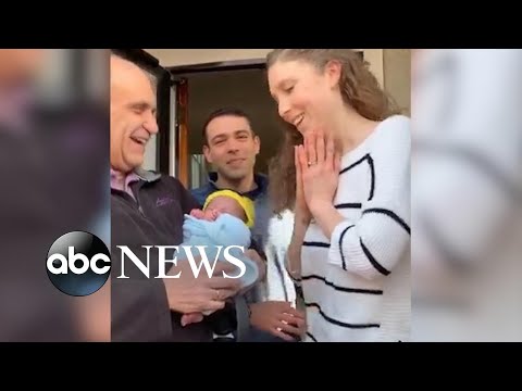 Video: „Pet Scoop“: „Sweet Ape Mom“priima draugo kūdikį, ugniagesių gelbėtoją