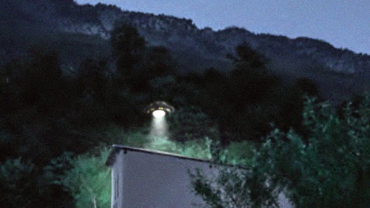 Spectacular Footage Shows A UFO Near Vintage Country House | Top UFO Footage