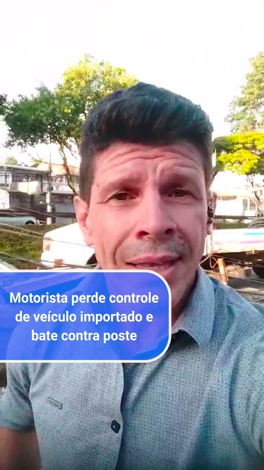 Motorista perde controle de veículo importado e bate contra poste