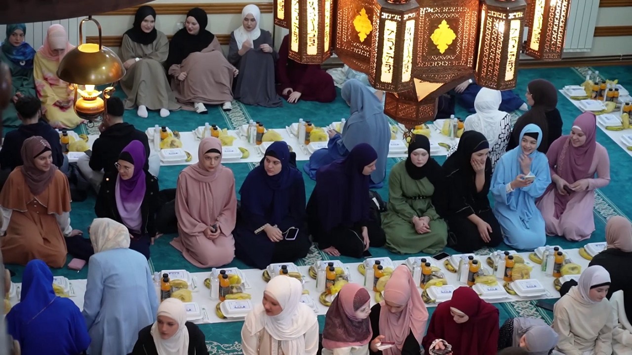 Autobus prijateljstva u Srebreniku: Preko 230 mladih okupljeni oko zajedničke sofre