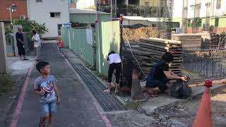 1070929魏家二層樓三合院筏式基礎 基礎大底組模和灌漿（筏基下半部） 03辰伃和聖澔玩耍04