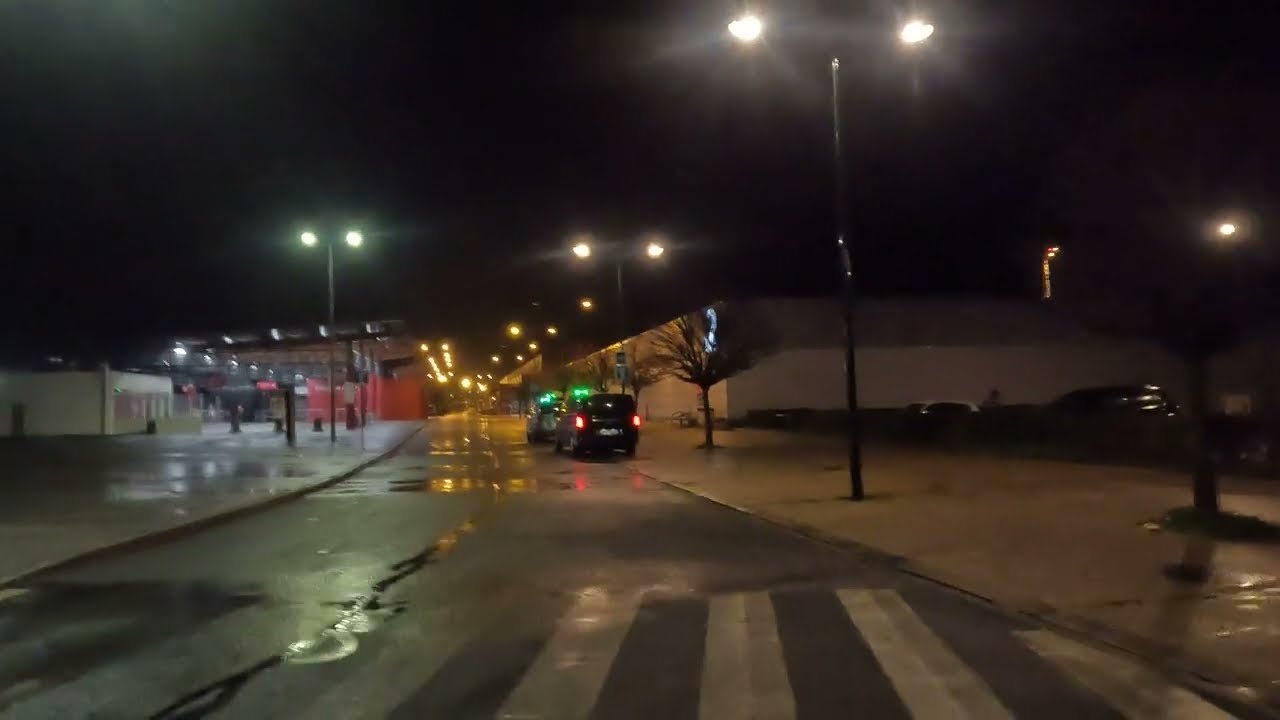 لحظة إخراجنا من مطار Paris Beauvais ليلاً وإغلاقه 😢