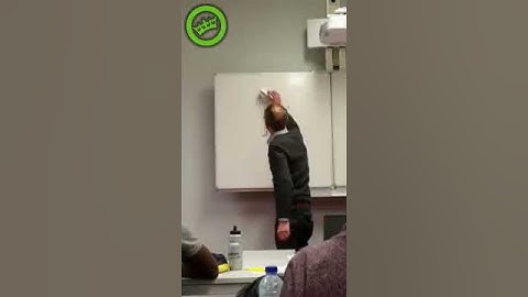 Professor apaga desenho feito por aluno no quadro e tem uma surpresa!