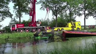 trekker met een silagewagen vol gras te water