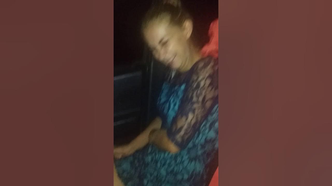 пьяная девушка на уклиц. поссали после школы за гаражами. пьяные девушки в кустах.