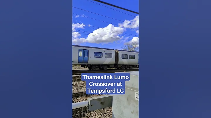 Thameslink Lumo Crossover at Tempsford Level Crossing. #train #trainspotting #fun #fyp