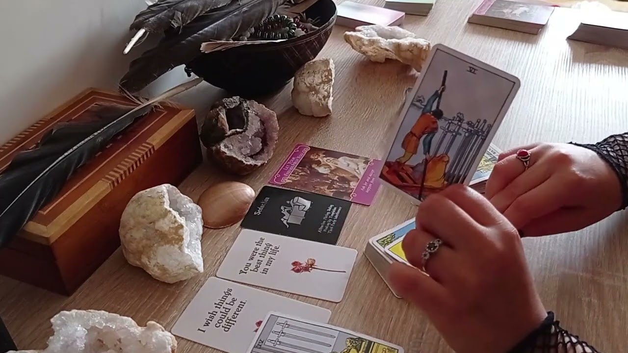 الغائب​💘​💥المتجاهل /كراش/حبيب👁️‍🗨️🤯 بالتاروت افكاره و مشاعره لكم بكل وضوح