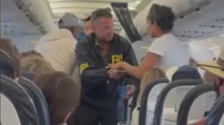 New video shows Terrell Davis getting kicked off United Airlines flight thumbnail