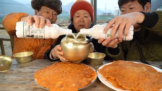 추적추적 비 올 땐 지글지글 김치전과 막걸리 한 잔~ (Kimchi Pancake & Makgeolli) 요리&먹방!! - Mukbang eating show