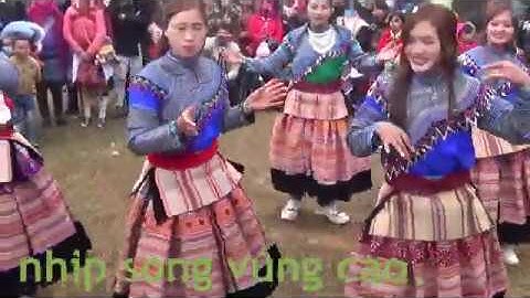 các cô gái bản nhẩy trong lễ hội gầu tào khiến hàng nghìn người nhìn mắt không chớp