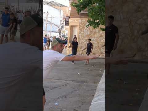 QUE LOCO! SE ATREVE A TOCAR LA CABEZA DEL TORO