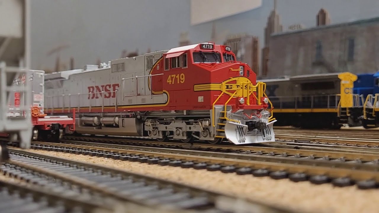 MTH HO BNSF Fakebonnet Dash 9 W/ Loksound 5! - YouTube