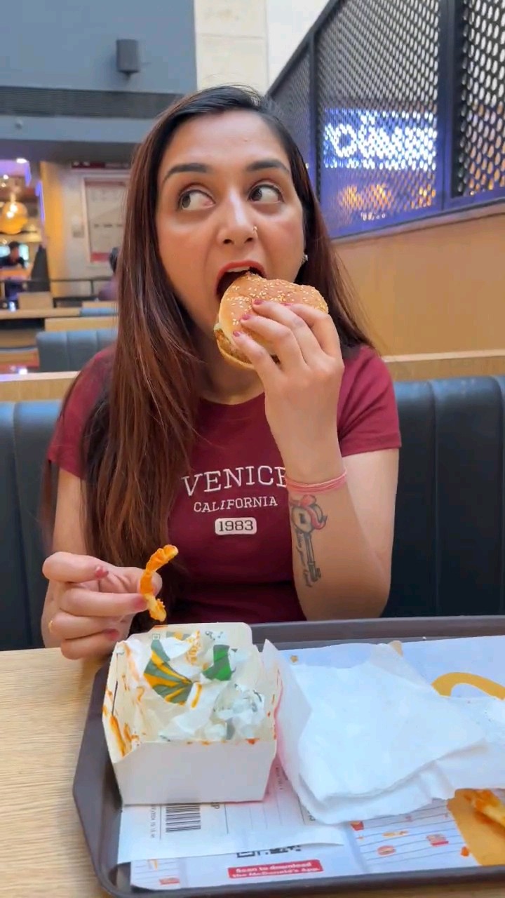 Sara Burger Kha Gyi ?? #shorts #trending #trendingshorts #viral