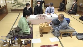 渡辺、初の名人に王手　豊島に勝ち3勝2敗　名人戦第5局