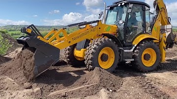 Newenham Agri’s new All singing, All dancing JCB 4CX with Engcon Tiltrotator