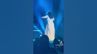 Mpumi Mtsweni singing UKHONA at Spirit of Praise..