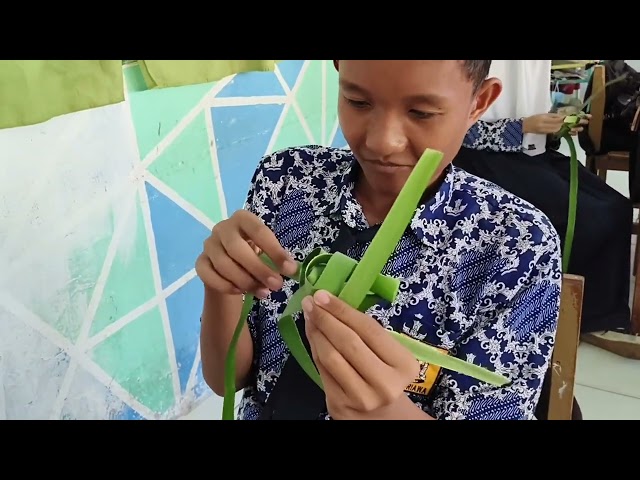 proyek p5 smp 1 marioirawa kelas 7D - membuat ketupat daun pandan class=