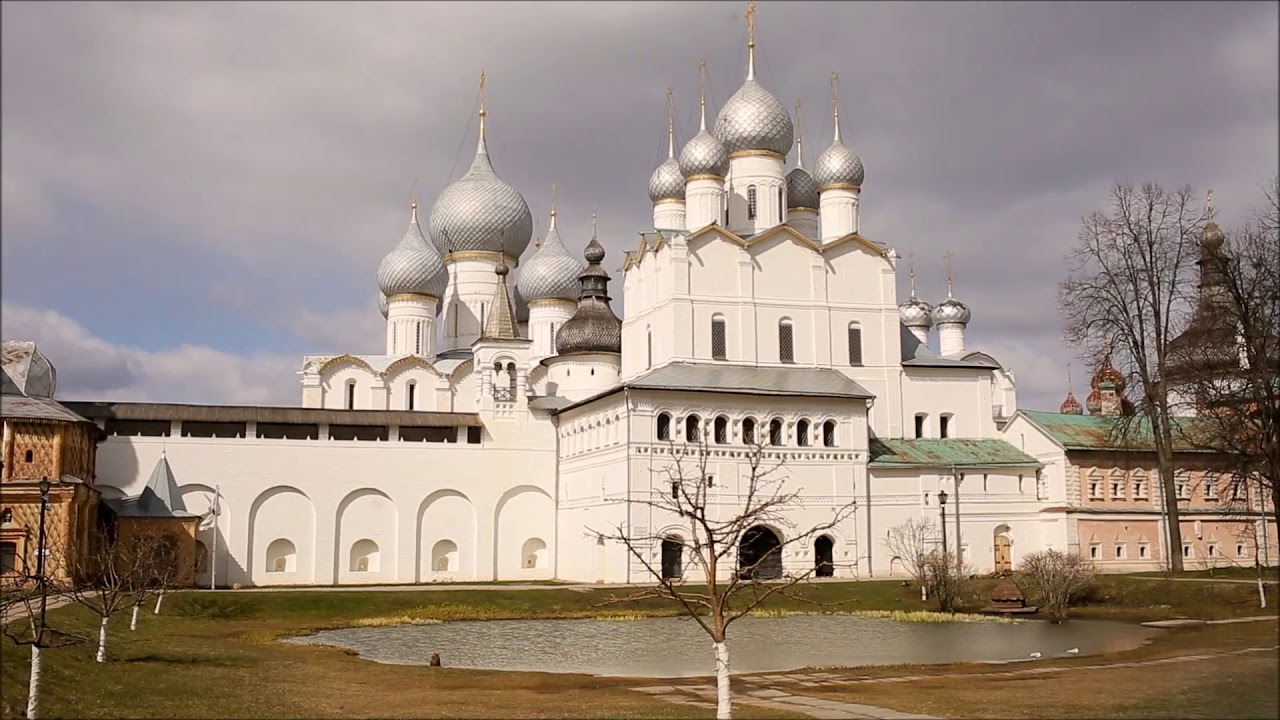 Кремлевская 22. Митрополичий сад Ростовского Кремля. Митрополичий сад Ростовский Кремль весной. Ростовский Кремль митрополичий городок. Государственный музей-заповедник Ростовский Кремль.