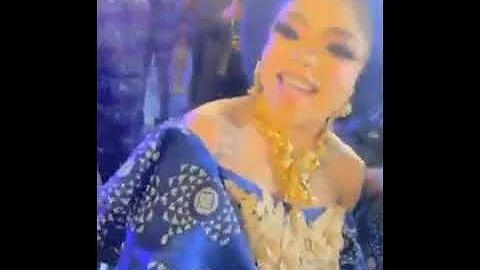 bobrisky splashing money to tiwasavage on her father's burial ceremony
