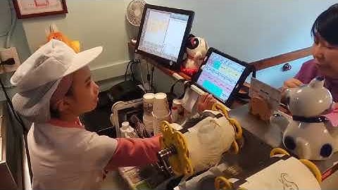 Bé gái câm, điếc bán nước cho khách nhờ thiết bị hiện đại