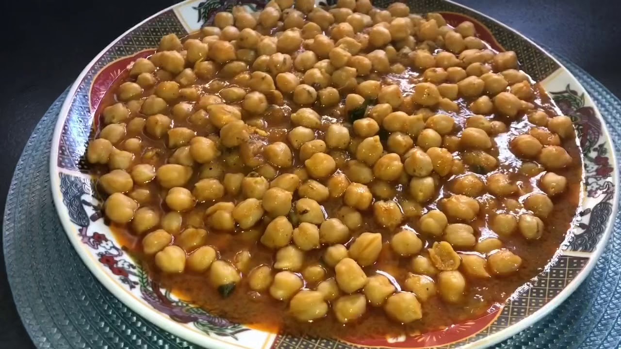 الحمص مرقة طيبوه وردو عليا الخبار  أكلة  شعبية ولكن مداقو لذيذ وشهيوة ساهلة واقتصادية يا سلام !!