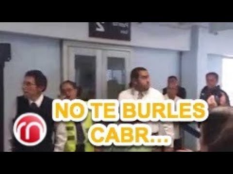"No te estés burlando cabrón"  pasajeros golpean a empleado de Viva Aerobus
