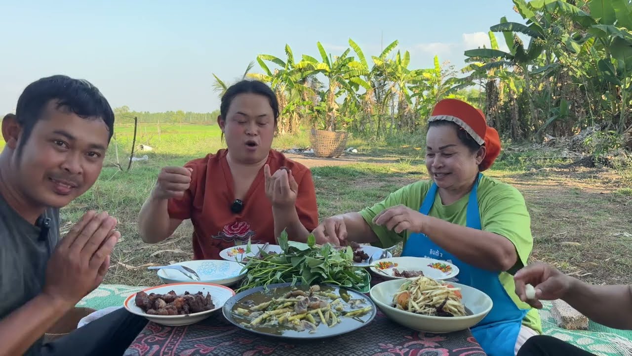 แกงหน่อไม้ร้อนๆส้มตำเผ็ดๆแซ่บๆเมนูที่เข้ากับบรรยากาศสุดๆแบบนี้ข้าวเหนียวหมดเป็นติบ