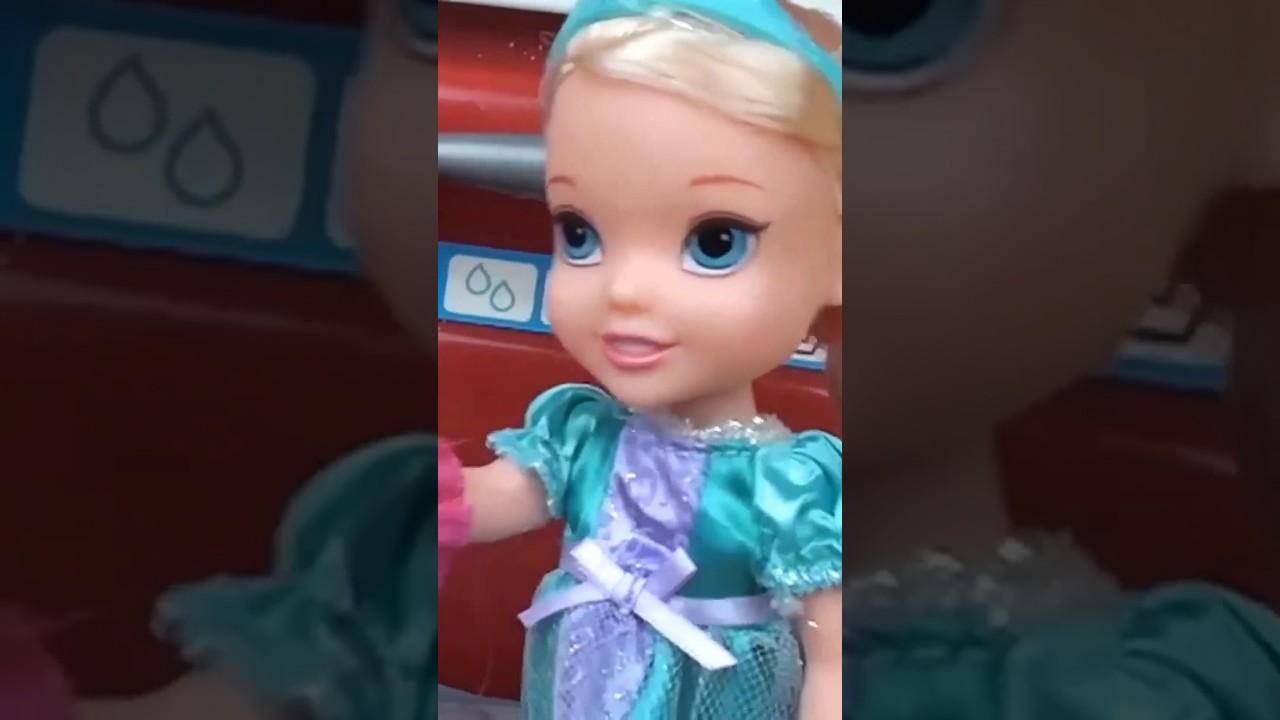Baking a giant cake - Anna and Elsa Toddlers #barbie #elsaandanna #dolls #rapunzel #shorts