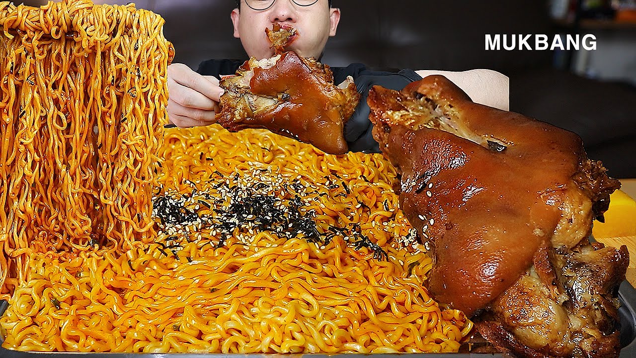 감칠맛은 보너스ㅋㅋ!!😄 파마늘불닭볶음면과 쫄깃한 통족발 먹방ㅎ Buldak Noodles MUKBANG YouTube