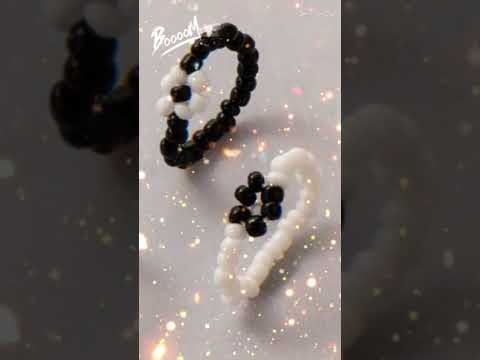 خرز باللون الابيض والاسود