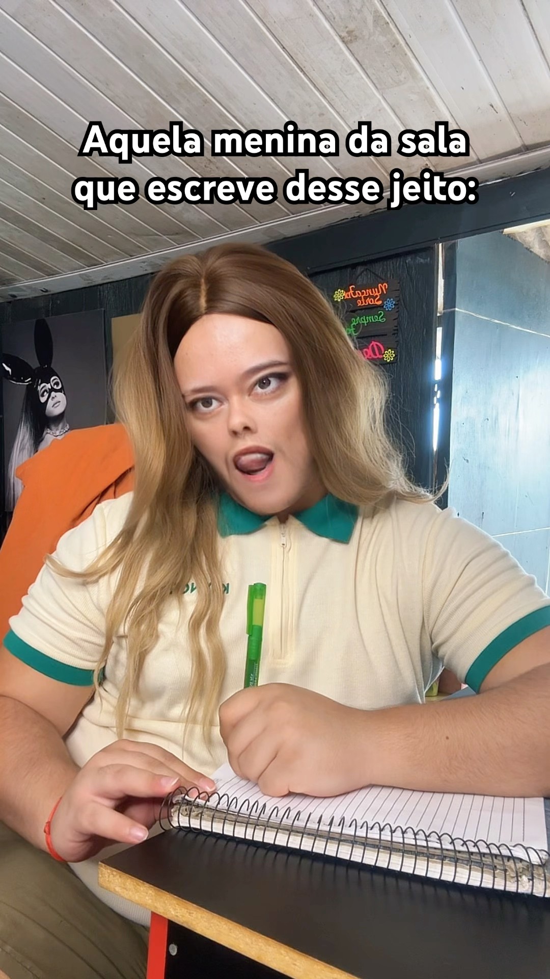 AQUELA MENINA DA SALA QUE ESCREVE DESSE JEITO