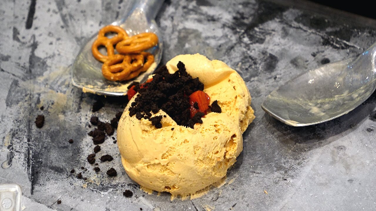 Мороженое, смешивающее печенье на холодном камне / корейская уличная еда