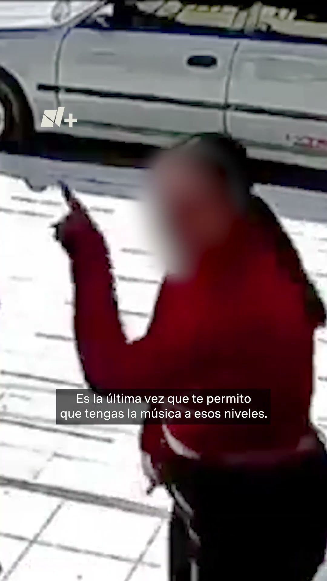 Mujer amenaza a vecino con “aventarle a los narcos”, Si no le baja a la música - N+ #Shorts