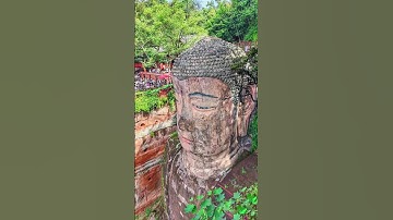 Lạc Sơn Đại Phật cao 71 mét ngồi sừng sững bên ba dòng sông là tượng đá lớn nhất Trung Quốc