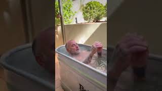 gianluca vacchi se mete en una tina de hielo y mira su reacción