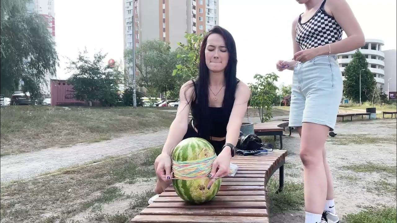 БАРБИ ГЕРЛ И БУЛОЧКА ВЗОРВАЛИ АРБУЗ РЕЗИНКАМИ | РЕАКЦИЯ БЕСПОДОБНА ...