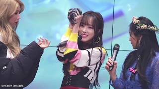 YUJU (GFRIEND) playing slime at FANSIGN