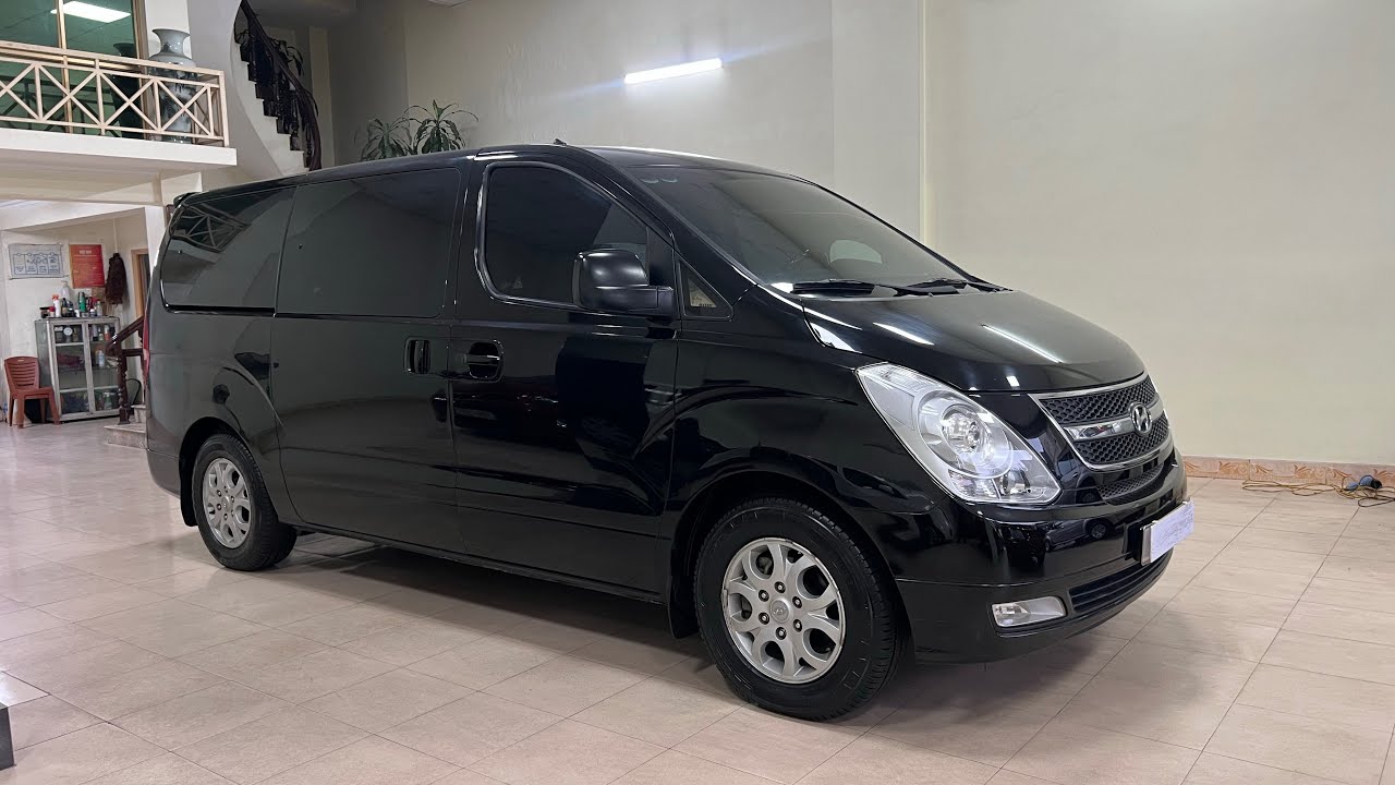 Hyundai Starex 9 chỗ máy xăng số tự động sx 2015 màu đen đã độ nội thất limosine cực đẹp và VIP