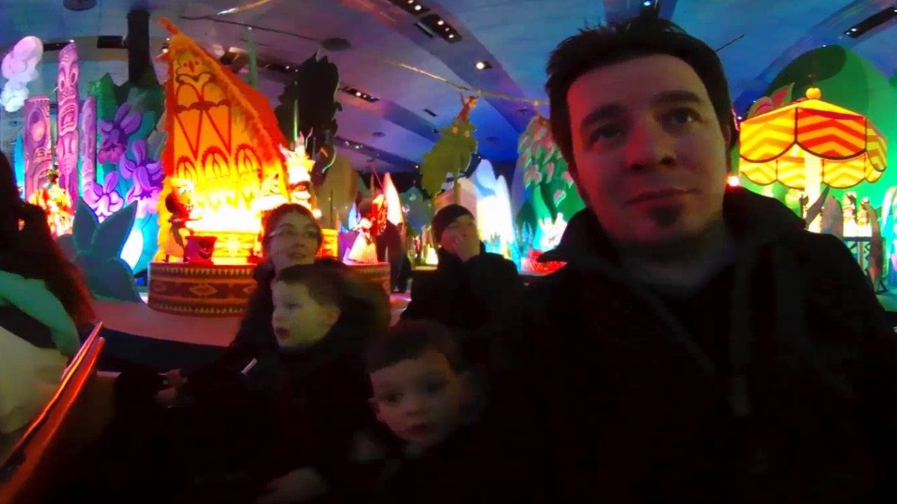 It's a small world - Disney Land Resort Paris VR 360
