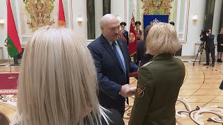 «Спасибо Вам за сыновей» || Лукашенко вручил семьям героев высшие награды Беларуси